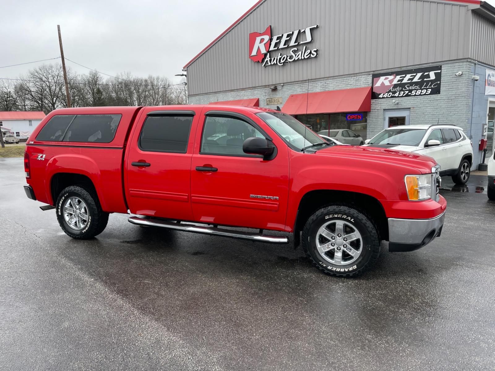 2012 Red /Black GMC Sierra 1500 SLE Crew Cab 4WD (3GTP2VE78CG) with an 5.3L V8 OHV 16V FFV engine, 6-Speed Automatic transmission, located at 11115 Chardon Rd. , Chardon, OH, 44024, (440) 214-9705, 41.580246, -81.241943 - Photo #3